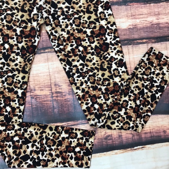 << PLUS Size Soft Leopard Leggings >> - Picture 4 of 5